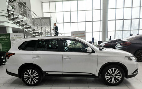 Mitsubishi Outlander III рестайлинг 3, 2018 год, 2 450 000 рублей, 8 фотография