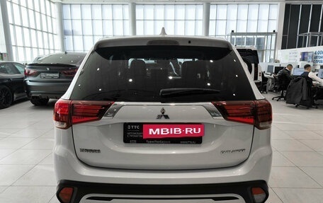Mitsubishi Outlander III рестайлинг 3, 2018 год, 2 450 000 рублей, 10 фотография