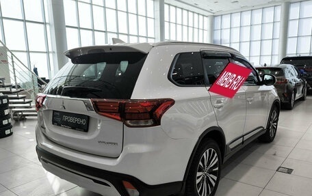 Mitsubishi Outlander III рестайлинг 3, 2018 год, 2 450 000 рублей, 9 фотография