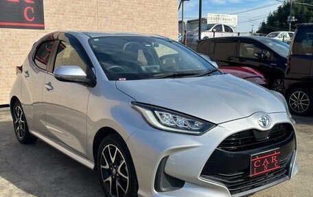 Toyota Yaris, 2022 год, 1 056 000 рублей, 3 фотография