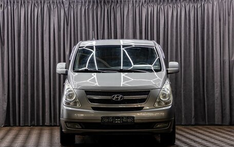 Hyundai H-1 II рестайлинг, 2010 год, 1 695 000 рублей, 2 фотография