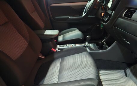 Mitsubishi Outlander III рестайлинг 3, 2014 год, 1 395 000 рублей, 13 фотография
