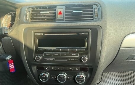 Volkswagen Jetta VII, 2012 год, 999 000 рублей, 10 фотография
