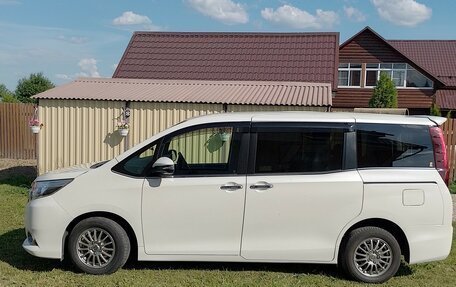 Toyota Esquire I, 2016 год, 1 750 000 рублей, 9 фотография
