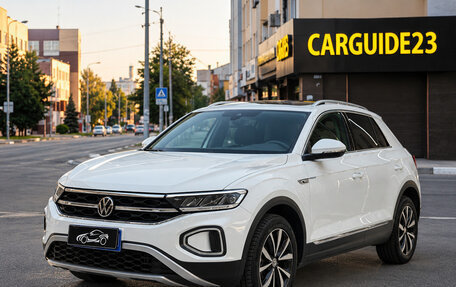 Volkswagen T-Roc I, 2023 год, 2 220 000 рублей, 1 фотография