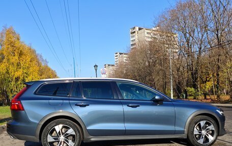Volvo V60 Cross Country II, 2021 год, 4 400 000 рублей, 2 фотография