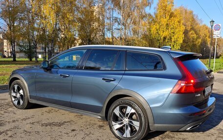 Volvo V60 Cross Country II, 2021 год, 4 400 000 рублей, 4 фотография