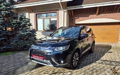 Mitsubishi Outlander III рестайлинг 3, 2018 год, 2 300 000 рублей, 1 фотография