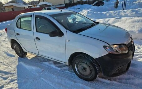 Renault Logan II, 2017 год, 390 000 рублей, 3 фотография
