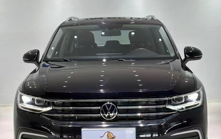 Volkswagen Tiguan II, 2023 год, 2 300 000 рублей, 2 фотография
