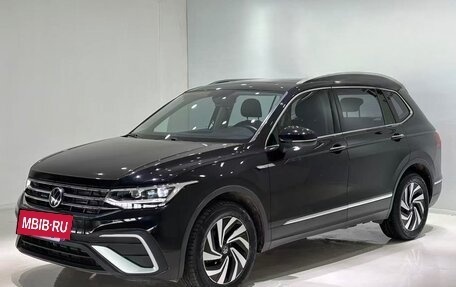 Volkswagen Tiguan II, 2023 год, 2 300 000 рублей, 3 фотография