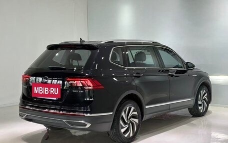 Volkswagen Tiguan II, 2023 год, 2 300 000 рублей, 6 фотография