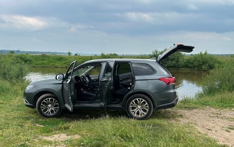 Mitsubishi Outlander III рестайлинг 3, 2018 год, 1 680 000 рублей, 8 фотография