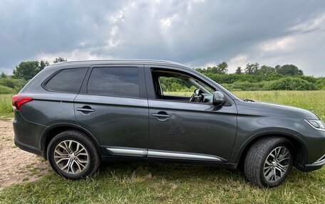 Mitsubishi Outlander III рестайлинг 3, 2018 год, 1 680 000 рублей, 7 фотография