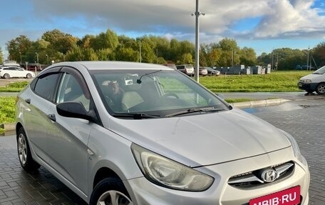 Hyundai Solaris II рестайлинг, 2011 год, 800 000 рублей, 3 фотография