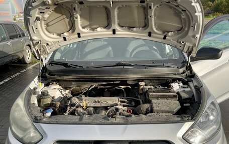 Hyundai Solaris II рестайлинг, 2011 год, 800 000 рублей, 11 фотография