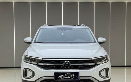 Volkswagen T-Roc I, 2023 год, 2 220 000 рублей, 2 фотография