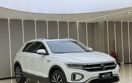 Volkswagen T-Roc I, 2023 год, 2 220 000 рублей, 3 фотография