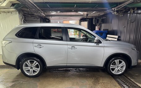 Mitsubishi Outlander III рестайлинг 3, 2014 год, 1 350 000 рублей, 5 фотография