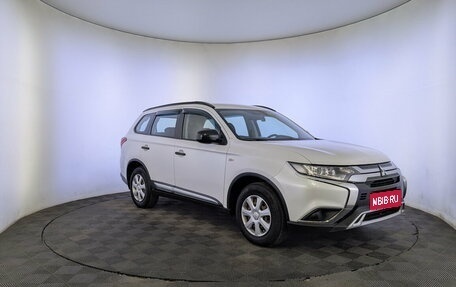 Mitsubishi Outlander III рестайлинг 3, 2019 год, 2 100 000 рублей, 3 фотография
