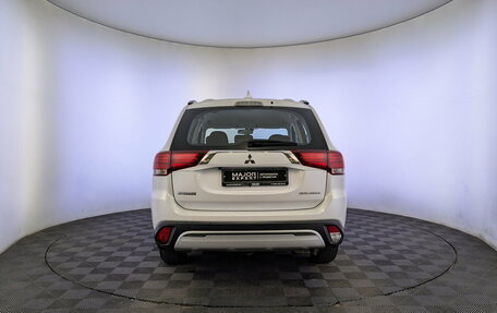 Mitsubishi Outlander III рестайлинг 3, 2019 год, 2 100 000 рублей, 6 фотография