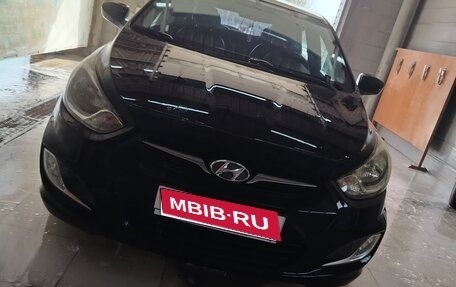 Hyundai Solaris II рестайлинг, 2011 год, 700 000 рублей, 1 фотография