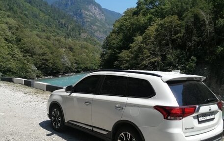 Mitsubishi Outlander III рестайлинг 3, 2021 год, 3 150 000 рублей, 2 фотография