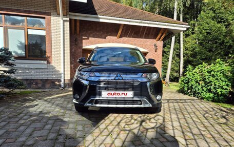 Mitsubishi Outlander III рестайлинг 3, 2018 год, 2 300 000 рублей, 2 фотография