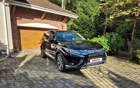Mitsubishi Outlander III рестайлинг 3, 2018 год, 2 300 000 рублей, 3 фотография