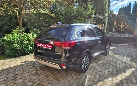 Mitsubishi Outlander III рестайлинг 3, 2018 год, 2 300 000 рублей, 4 фотография
