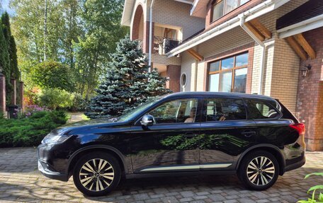 Mitsubishi Outlander III рестайлинг 3, 2018 год, 2 300 000 рублей, 7 фотография