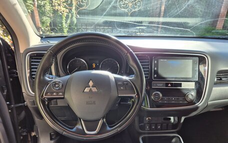 Mitsubishi Outlander III рестайлинг 3, 2018 год, 2 300 000 рублей, 8 фотография