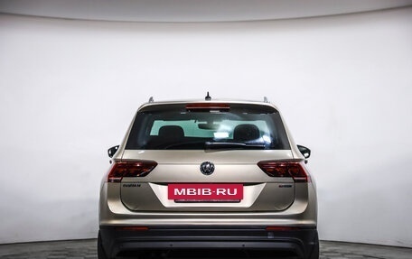 Volkswagen Tiguan II, 2018 год, 1 539 777 рублей, 6 фотография