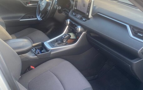 Toyota RAV4, 2019 год, 2 600 000 рублей, 6 фотография