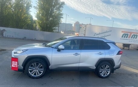 Toyota RAV4, 2019 год, 2 600 000 рублей, 2 фотография