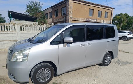 Toyota Noah III, 2007 год, 1 270 000 рублей, 4 фотография
