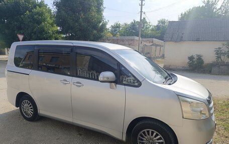 Toyota Noah III, 2007 год, 1 270 000 рублей, 5 фотография
