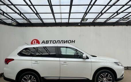 Mitsubishi Outlander III рестайлинг 3, 2015 год, 1 715 000 рублей, 7 фотография