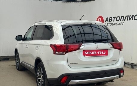 Mitsubishi Outlander III рестайлинг 3, 2015 год, 1 715 000 рублей, 4 фотография
