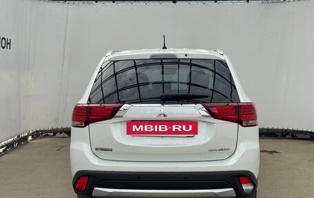 Mitsubishi Outlander III рестайлинг 3, 2015 год, 1 715 000 рублей, 5 фотография