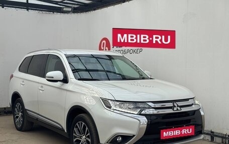 Mitsubishi Outlander III рестайлинг 3, 2015 год, 1 715 000 рублей, 8 фотография