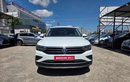 Volkswagen Tiguan II, 2021 год, 2 799 000 рублей, 2 фотография