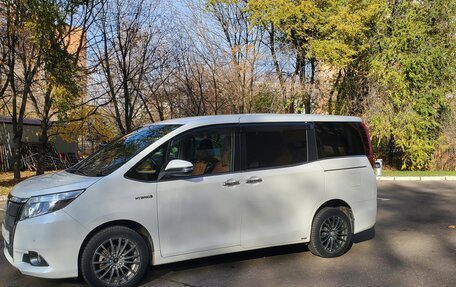 Toyota Esquire I, 2015 год, 2 000 000 рублей, 2 фотография