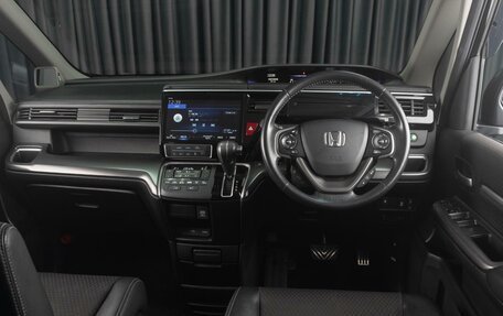 Honda Stepwgn IV рестайлинг, 2017 год, 1 999 000 рублей, 6 фотография