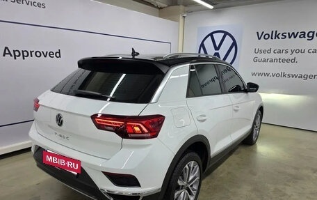Volkswagen T-Roc I, 2022 год, 2 190 000 рублей, 2 фотография