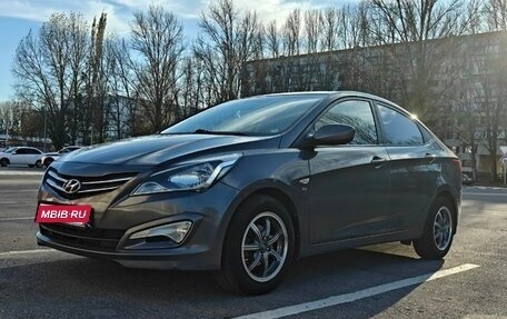 Hyundai Solaris II рестайлинг, 2015 год, 900 000 рублей, 1 фотография