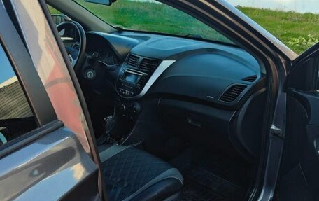 Hyundai Solaris II рестайлинг, 2015 год, 900 000 рублей, 11 фотография