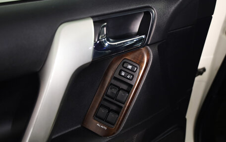 Toyota Land Cruiser Prado 150 рестайлинг, 2015 год, 3 194 000 рублей, 26 фотография