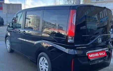 Honda Stepwgn IV рестайлинг, 2017 год, 2 000 000 рублей, 2 фотография