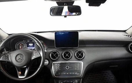 Mercedes-Benz GLA, 2018 год, 1 900 000 рублей, 14 фотография